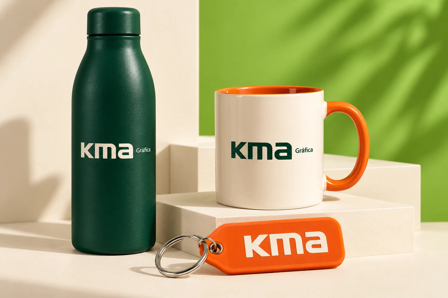 Aplicação ilustrativa da identidade KMA em brindes corporativos